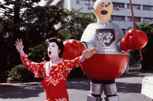 Surrealista persecución entre un robot y una geisha.
