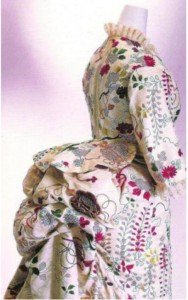 Tela blanca de quimono en raso de seda labrado tipo shibori bordado en hilo metálico con motivos de glicinas, crisantemos, peonías y abanicos, los botones están forrados con un motivo japonés.