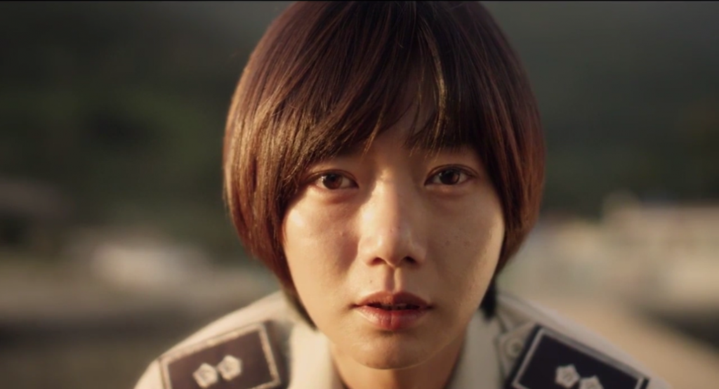 Doona Bae, en primer plano, sostiene la mirada al espectador.