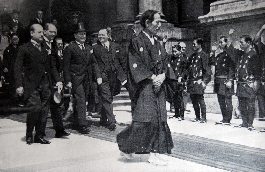 Salida de la exposición con el pintor Taikwan Yokoyama en el frente.