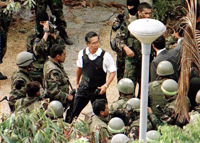 Fujimori "liderando" el rescate de los rehenes en la residencia del embajador japonés en Lima, en abril de 1997.