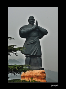 Estatua a la entrada del monasterio Shaolin de Henan (fuente: flickr).