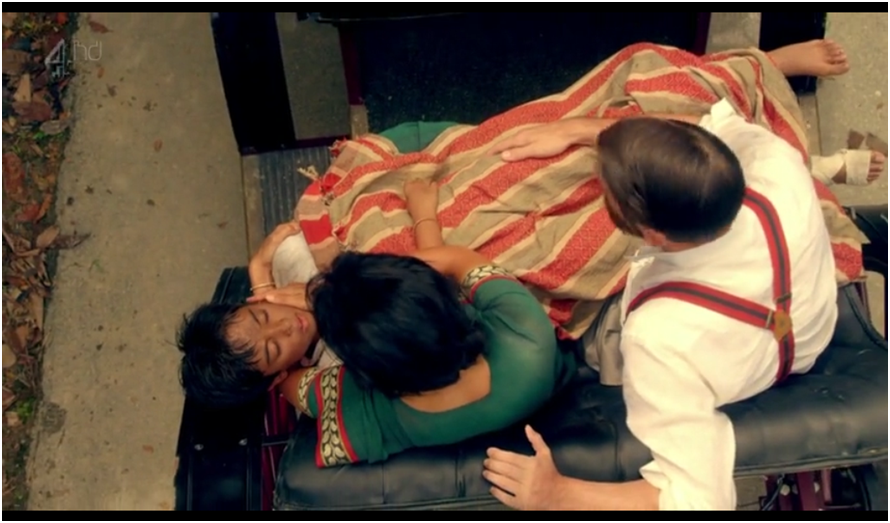 Dougie y Leena transportan al pequeño Adam hasta la escuela misionera en un fotograma del primer capítulo de la serie.