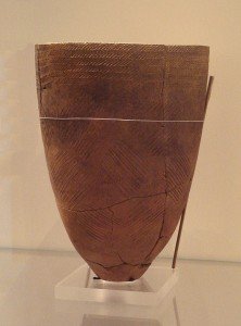 Cerámica coreana con decoración incisa; realizado el año 4000 a.C, en Amsa-dong, Seúl. Museo Británico. Fuente Wikimedia Commons.