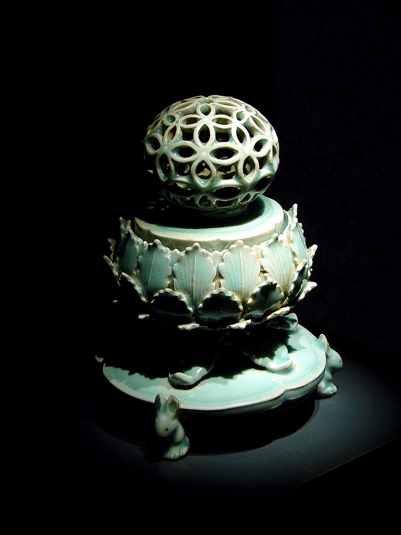 800px-Korea_-_Seoul_-_National_Museum_-_Incense_Burner_0252-06a