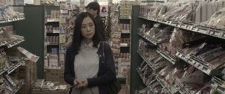 Mizuki (Eri Fukatsu) interpreta a una talentosa profesora de piano, sumida en una depresión tras la desaparición de su marido.