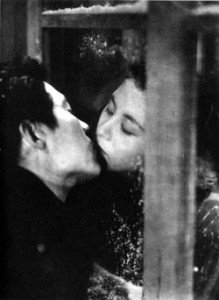 Imagen de la película Until We Meet Again (Mata au hi made, Tadashi Imai, 1950), en la que dos enamorados se besan separados por el cristal de una ventana. Fuente: ccosaka.org.