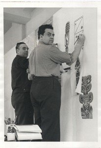 El Corcito y Covarrubias aplicando algunos detalles del mural de Las formas artísticas.