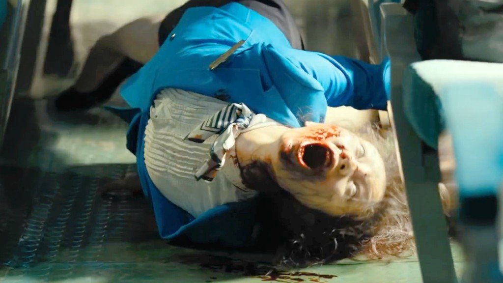 Pese a ser comedida en cuanto a gore, la iconografía zombie es la habitual.