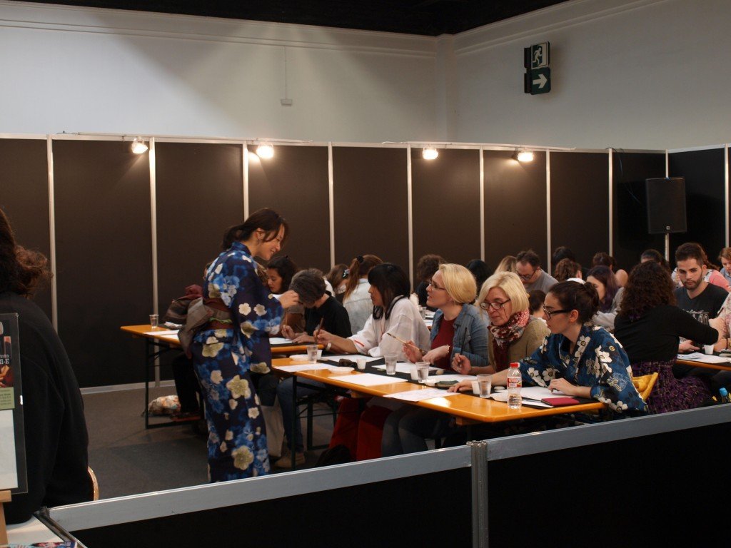 Uno de los talleres de shôdo, en el Taller de Japonismo, con muy buena acogida. 
