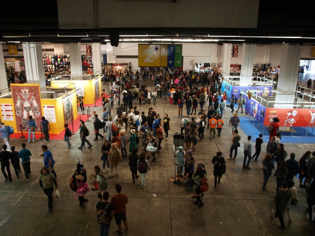 Aspecto que tuvo la planta inferior del Palacio 2 durante buena parte del evento. La organización puso buen cuidado en regular el acceso por debajo del aforo permitido, para evitar incidentes, si bien esto dio lugar a largas colas en horas puntas y otros problemas de acceso, que revirtieron en quejas contra la organización, por considerar que estas restricciones eran demasiado estrictas. 