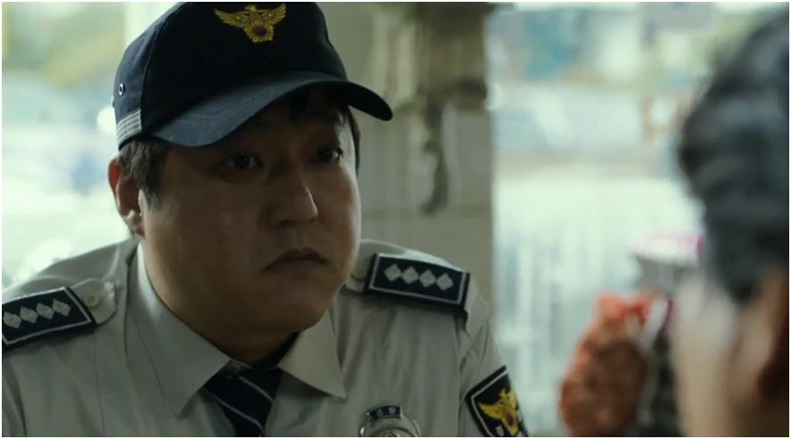 El protagonista, el policía Jong-Goo (Kwak Do-won) deberá resolver los misteriosos sucesos que acontecen en el pueblo.