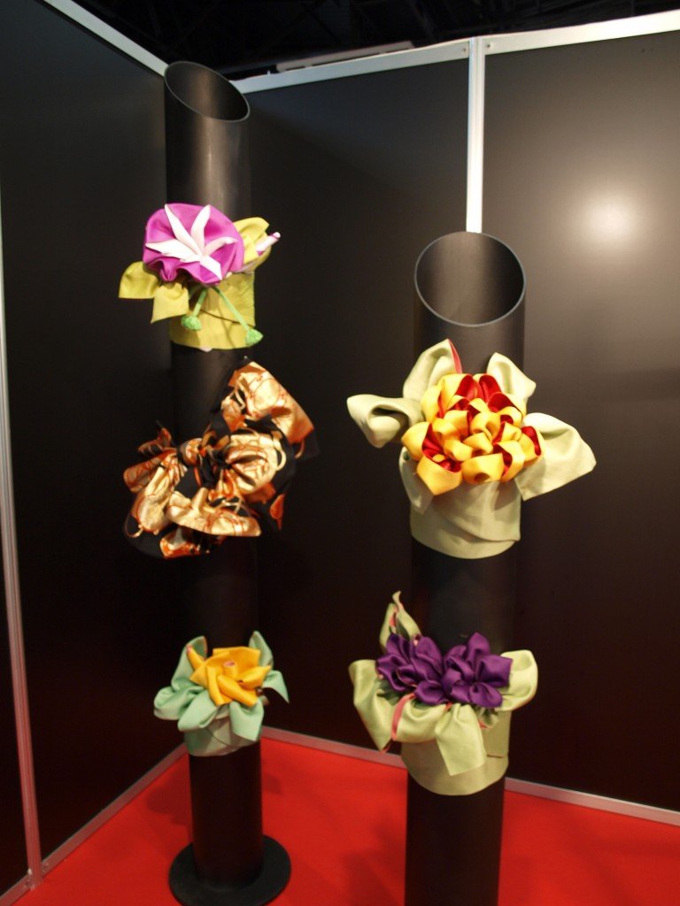 Obis delicadamente anudados en la exposición de kimonos. 