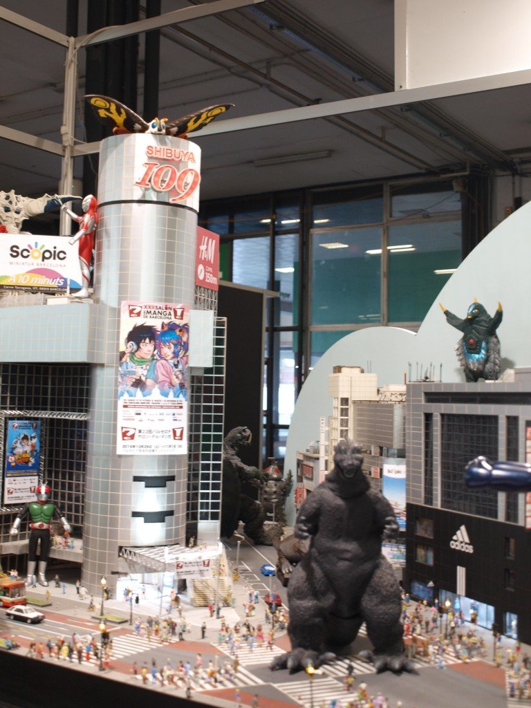 Detalle de la maqueta, en la que puede verse a Godzilla paseando por el cruce de Shibuya, con Mothra posado sobre el edificio Shibuya 109, entre otros monstruos. 