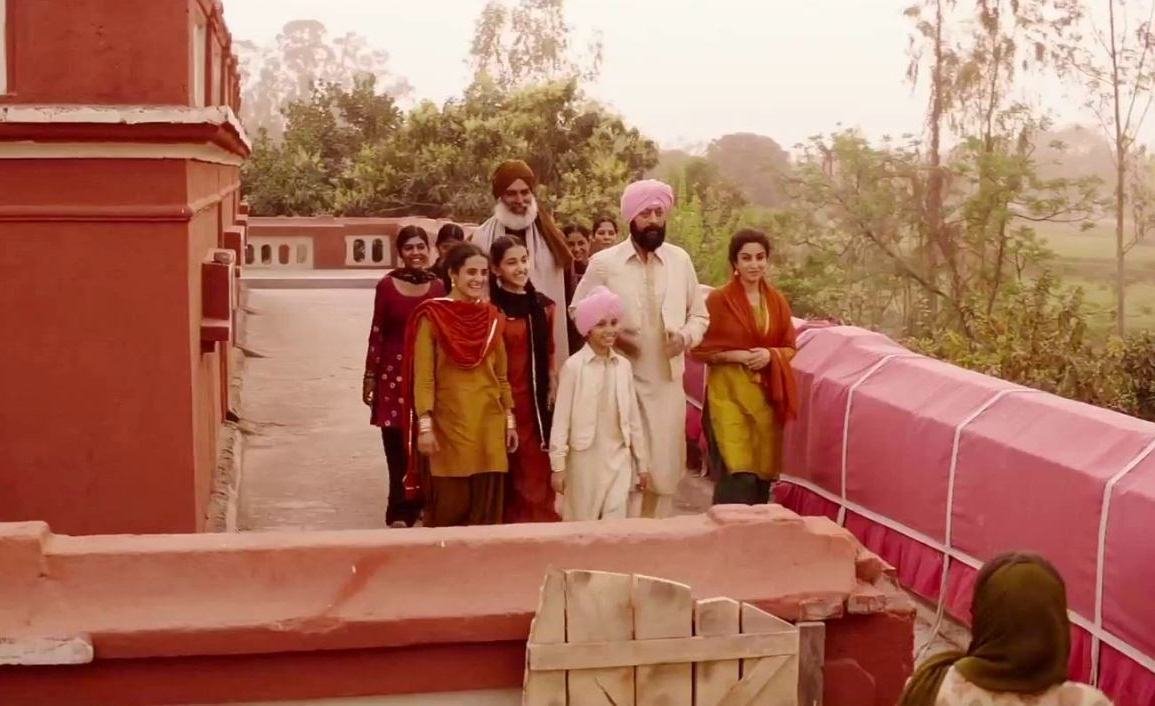 Fotograma de la película en el que la familia acompaña a Kanwar durante el “rito del turbante”.