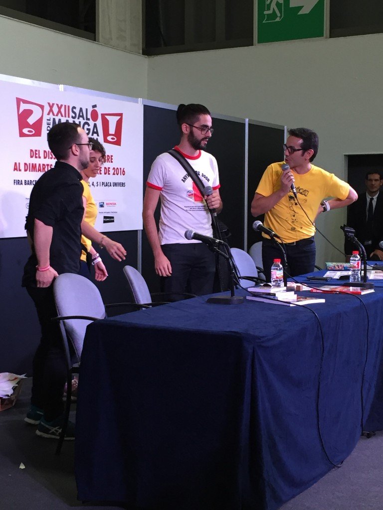 Momento en el que los autores de Arashiyama conocen que son los ganadores del Concurso de Manga de este año y suben a presentar su obra (fotografía cedida por José Andrés Santiago).