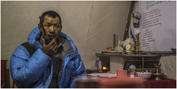 Phurba esperando noticias de los sherpas que han salido por la noche a comprobar la zona de paso del día siguiente