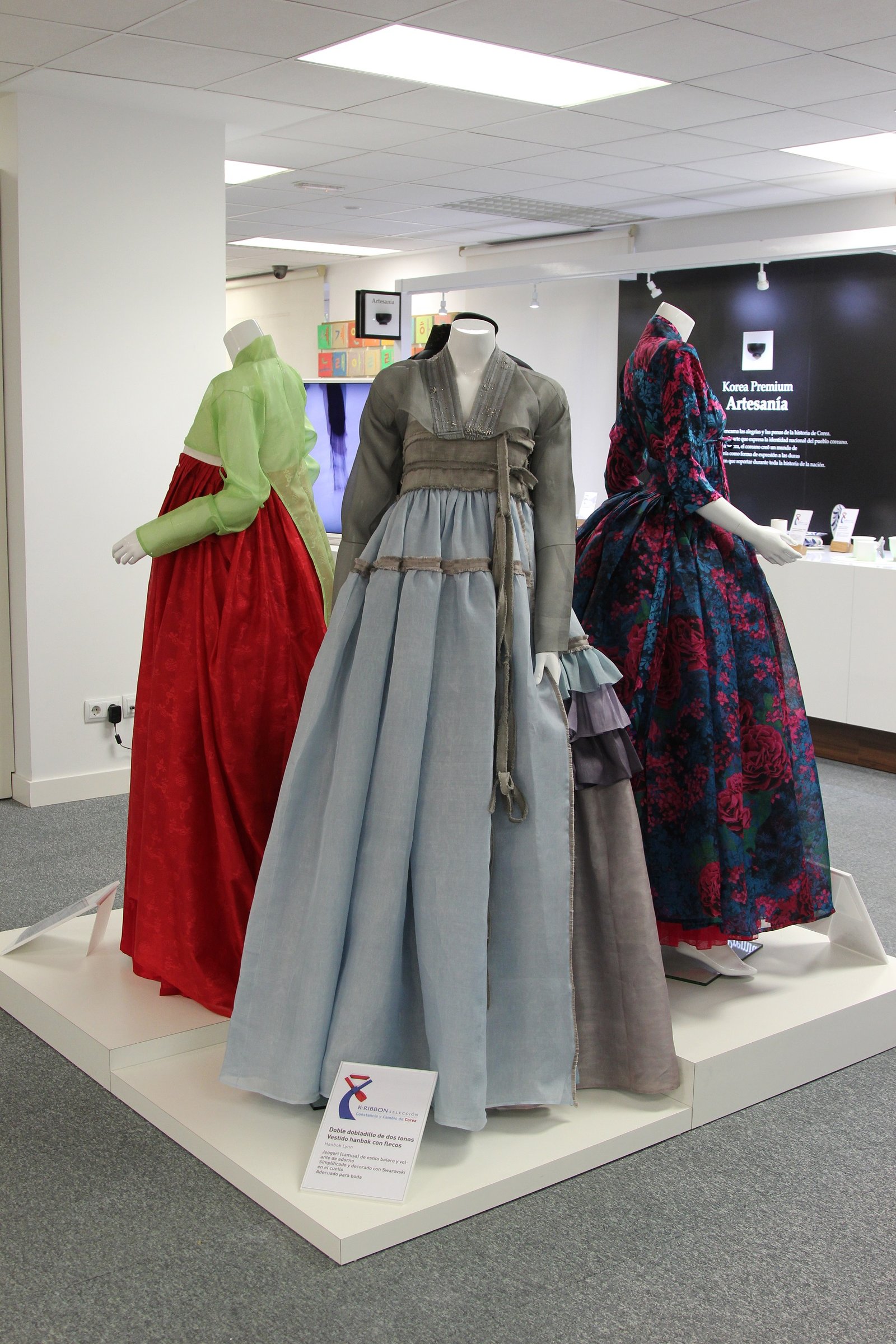 Muestras de hanbok femenino de diferentes estilos.