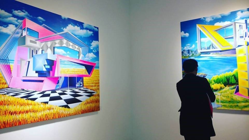Trabajador de la embajada coreana contemplando la exposición.