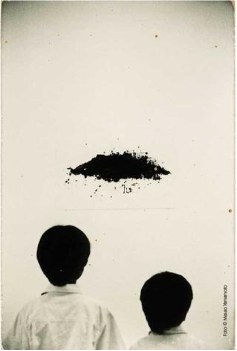 A Box of KU #599, fotografía expuesta de Masao Yamamoto.