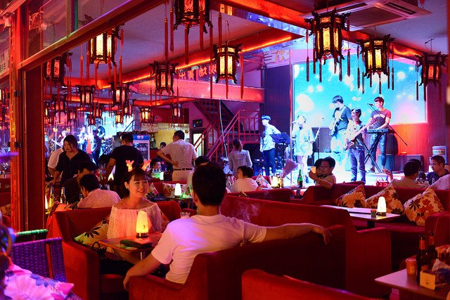 Vida nocturna en Pekín. Foto de Eytan Moller