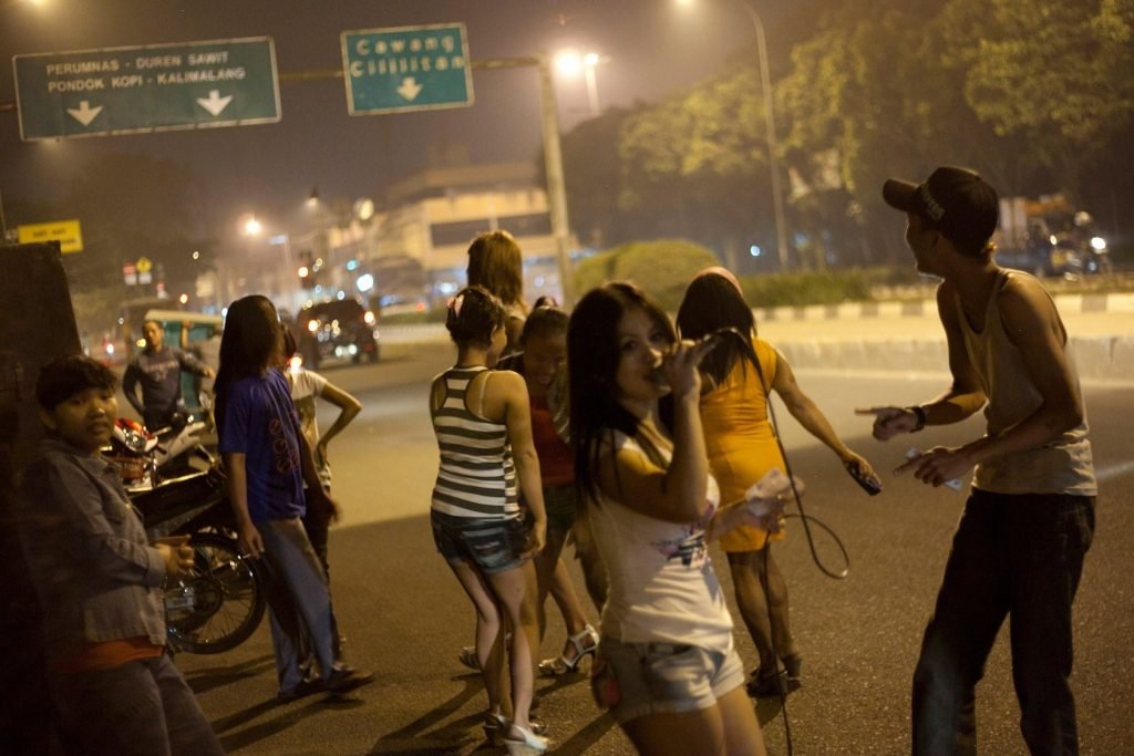 Cantante de dangdut en medio de las calles de Yakarta