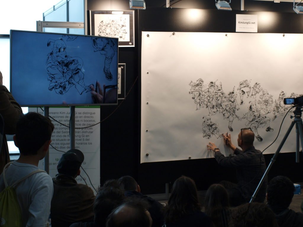 Kim Jung Gi, en una de las sesiones de dibujo de un mural. 