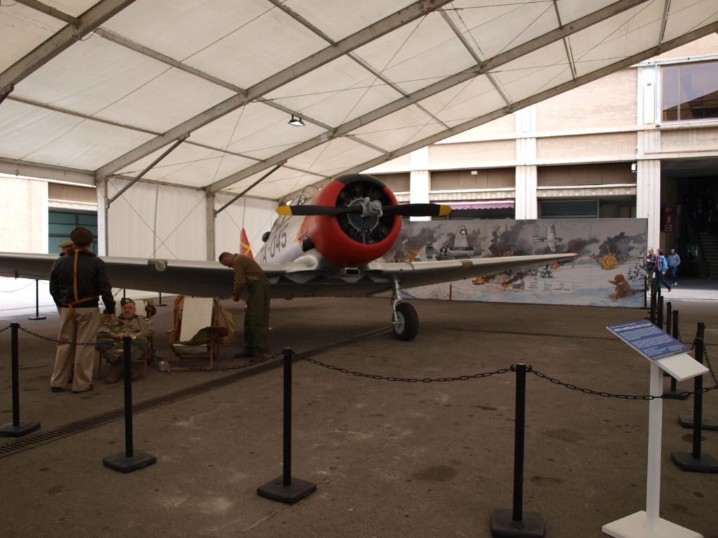 La temática que articulaba este Salón del Cómic era la aviación. En la plaza central tuvo lugar una exposición que combinaba aviones (y réplicas) con viñetas sobre vuelo. 