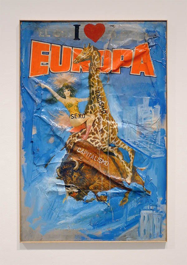 Sin título. Serie Circo, 1992, collage y pintura sobre lienzo. Esta obra de la artista española Patricia Gadea, que se expuso en el Museo Reina Sofía en 2014, ilustra el problema planteado en el artículo: el discurso oficial del museo es crítico, como el texto en la imagen, pero en la práctica, las políticas expositivas del museo en cuanto a artistas de Asia no sustentan la misma labor crítica. Foto de Cristina Nualart reproducida con permiso.