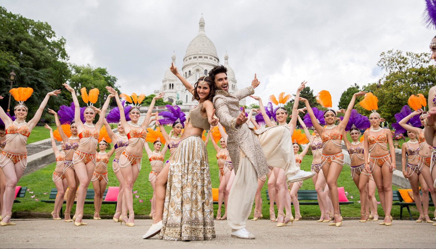 La pareja protagonista, con vestimentas tradicionales indias, durante un baile a los pies de Montmartre.
